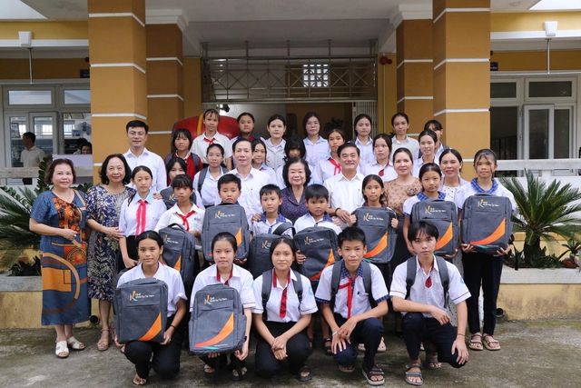 Quỹ Khởi Sự Từ Tâm trao học bổng, bàn giao công trình nhà vệ sinh tại Huế- Ảnh 3.