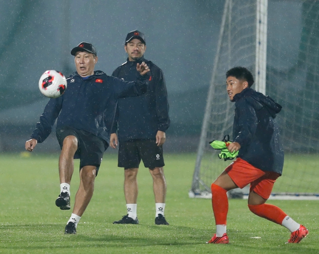 Thầy Kim v&agrave; Ho&agrave;ng Đức &lsquo;thủy chiến&rsquo; dưới mưa, L&ecirc; Giang Patrik v&agrave; Ho&agrave;ng H&ecirc;n l&agrave;m g&igrave; ở đường hầm?- Ảnh 5.