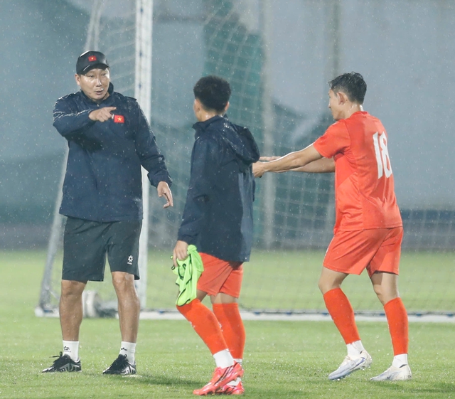 Thầy Kim v&agrave; Ho&agrave;ng Đức &lsquo;thủy chiến&rsquo; dưới mưa, L&ecirc; Giang Patrik v&agrave; Ho&agrave;ng H&ecirc;n l&agrave;m g&igrave; ở đường hầm?- Ảnh 7.