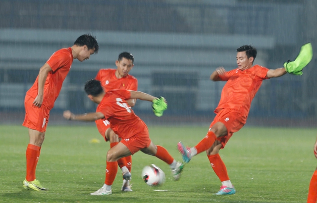 Thầy Kim v&agrave; Ho&agrave;ng Đức &lsquo;thủy chiến&rsquo; dưới mưa, L&ecirc; Giang Patrik v&agrave; Ho&agrave;ng H&ecirc;n l&agrave;m g&igrave; ở đường hầm?- Ảnh 8.