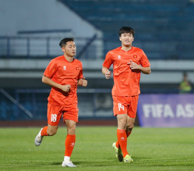Thầy Kim v&agrave; Ho&agrave;ng Đức &lsquo;thủy chiến&rsquo; dưới mưa, L&ecirc; Giang Patrik v&agrave; Ho&agrave;ng H&ecirc;n l&agrave;m g&igrave; ở đường hầm?- Ảnh 9.