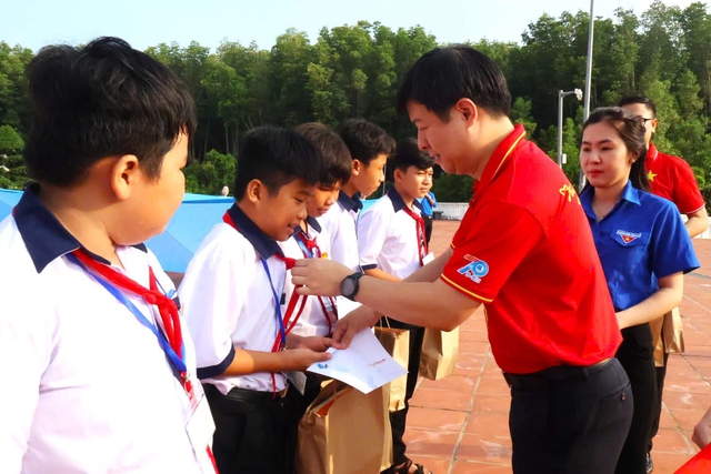 Chào cờ tại Đất Mũi, tiếp nối hành trình 'Tôi yêu Tổ quốc tôi'- Ảnh 3.