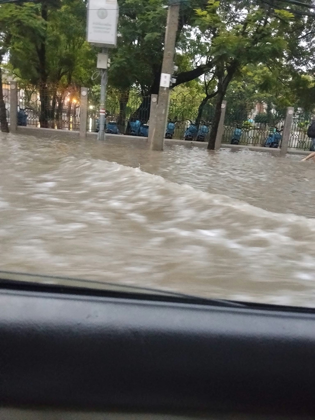 Mưa ngập Bangkok, chàng trai Việt canh điện thoại giúp đồng hương có xe chết máy - Ảnh 3.