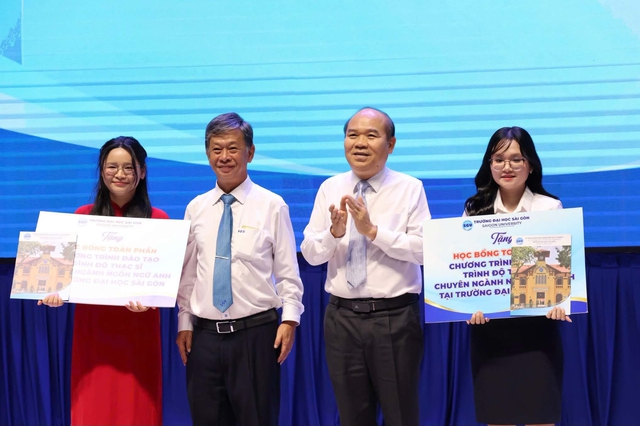 Hai thủ khoa tốt nghiệp điểm tuyệt đối nhận hợp đồng lao động trong lễ khai giảng - Ảnh 1.