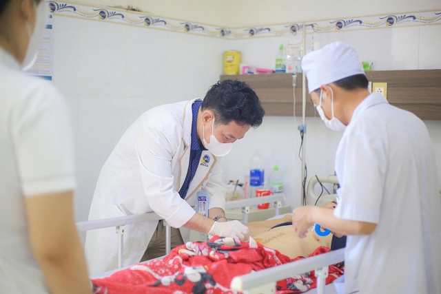 Trèo cây hái quả, người phụ nữ té ngã chấn thương gan, sốc mất máu - Ảnh 1.