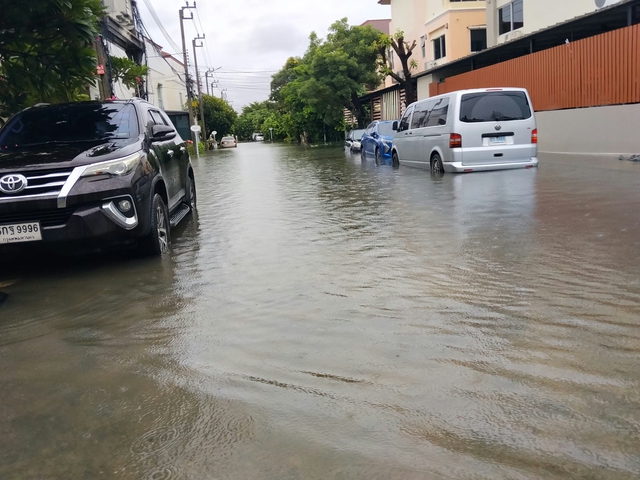 Mưa ngập Bangkok, chàng trai Việt canh điện thoại giúp đồng hương có xe chết máy - Ảnh 4.