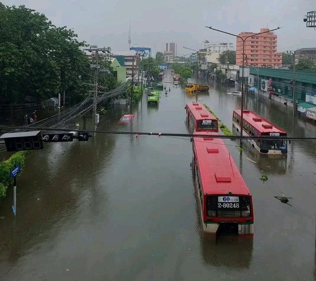 Mưa ngập Bangkok, chàng trai Việt canh điện thoại giúp đồng hương có xe chết máy - Ảnh 2.