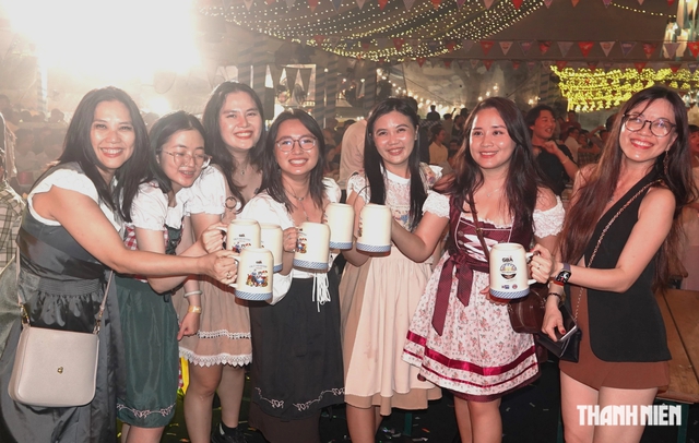 B&ugrave;ng nổ lễ hội bia Đức Oktoberfest tại TP.HCM- Ảnh 9.