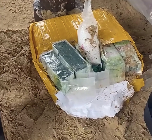Phát hiện 40 kg chất màu trắng nghi là ma túy trôi trên biển Phú Quốc - Ảnh 2.