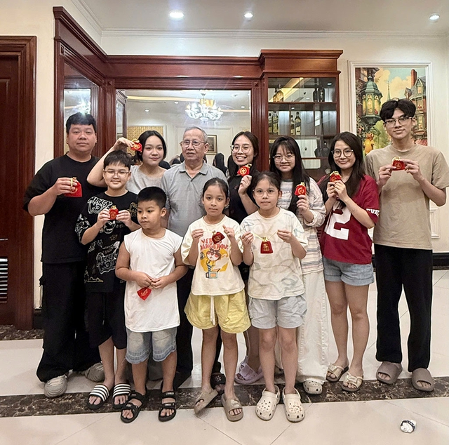Lan tỏa trên mạng xã hội: Người ông thương binh  chia vàng cho cháu chắt - Ảnh 1.