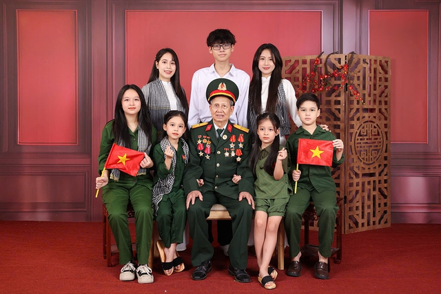 Lan tỏa trên mạng xã hội: Người ông thương binh  chia vàng cho cháu chắt - Ảnh 2.