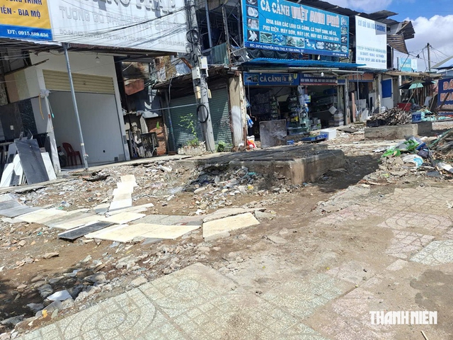 Thi công nham nhở, 'giăng bẫy' người đi đường - Ảnh 1.