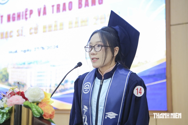 Tân thủ khoa nghẹn ngào cảm ơn mẹ: 'Lâu rồi mẹ mới có một ngày nghỉ ngơi'- Ảnh 1.