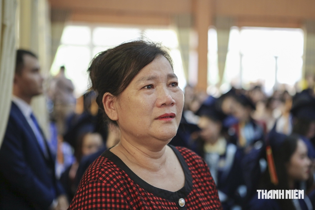 Tân thủ khoa nghẹn ngào cảm ơn mẹ: 'Lâu rồi mẹ mới có một ngày nghỉ ngơi'- Ảnh 2.