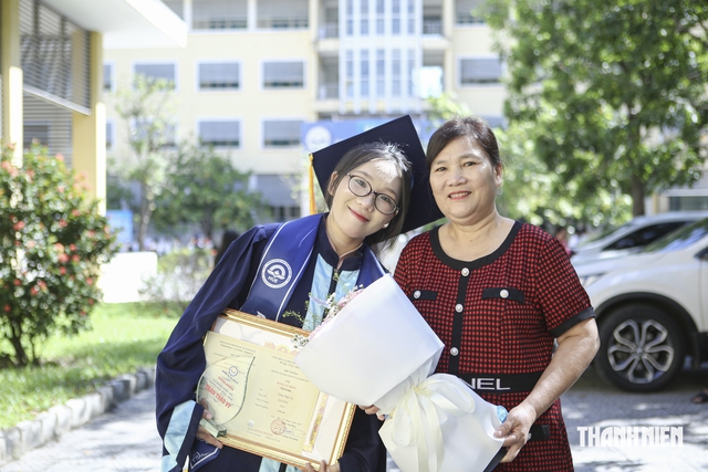 Tân thủ khoa nghẹn ngào cảm ơn mẹ: 'Lâu rồi mẹ mới có một ngày nghỉ ngơi'- Ảnh 4.