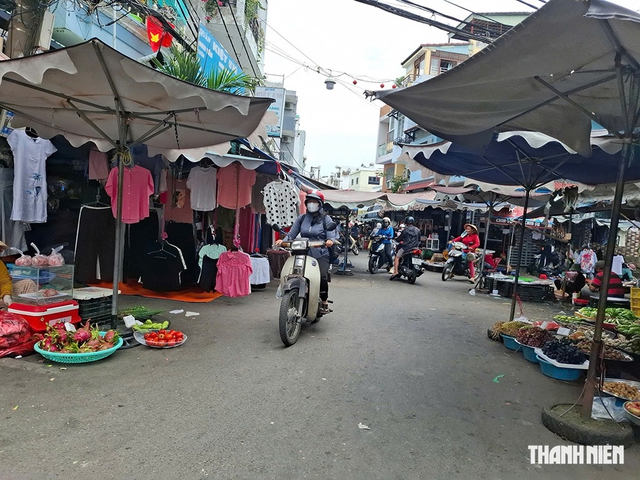 Buôn bán lấn chiếm hẻm - Ảnh 1.