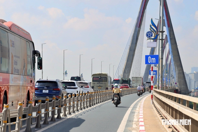 Hà Nội: Các mốc khoảng cách trên cầu Nhật Tân 'không nhằm mục đích xử phạt'- Ảnh 1.