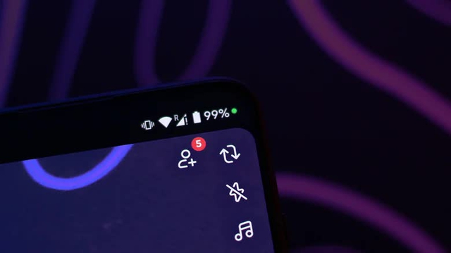 Người d&ugrave;ng n&ecirc;n cẩn thận khi điện thoại Android xuất hiện biểu tượng chữ R - Ảnh 1.