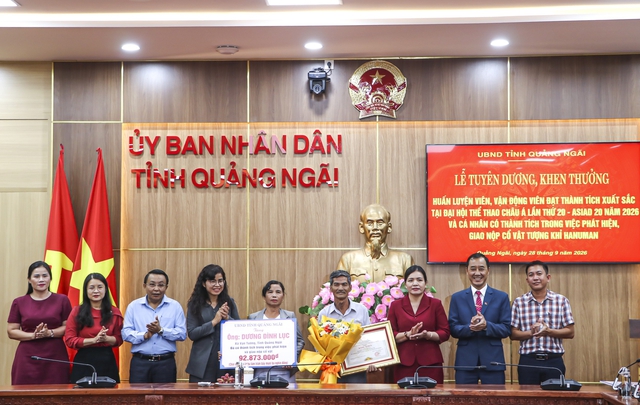 Quảng Ngãi tuyên dương võ sĩ trẻ Đinh Văn Tâm xuất sắc giành HCB tại ASIAD 20- Ảnh 2.