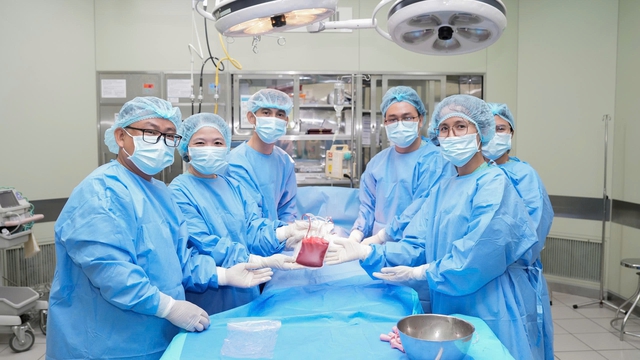 Bé trai 18 tháng tuổi hiến tủy cứu sống chị 4 tuổi - Ảnh 2.