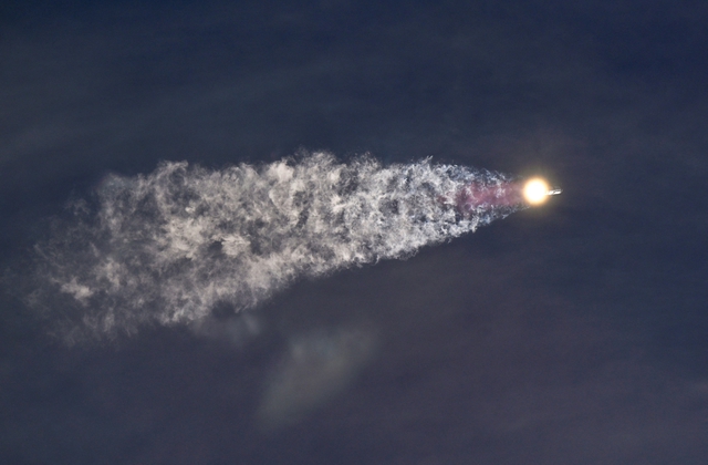 Tàu vũ trụ Starship của SpaceX bay vào quỹ đạo, bất chấp trục trặc động cơ - Ảnh 2.