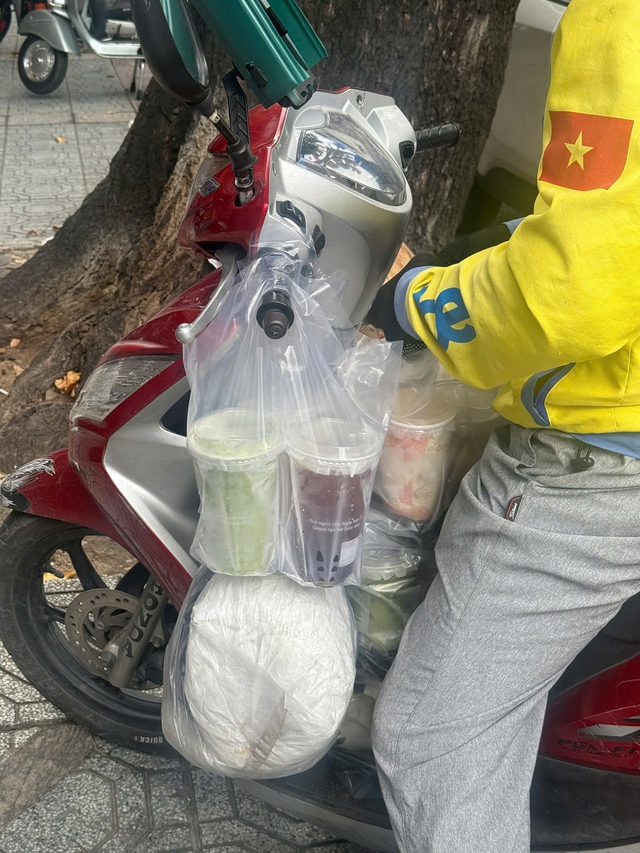 Shipper làm đổ 6 ly nước xin đền tiền, chủ quán ở TP.HCM hành động tử tế - Ảnh 1.