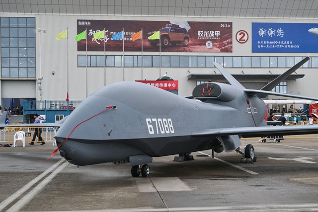 Trung Quốc lần đầu điều UAV WZ-7 đến gần bãi cạn Scarborough ở Biển Đông - Ảnh 1.