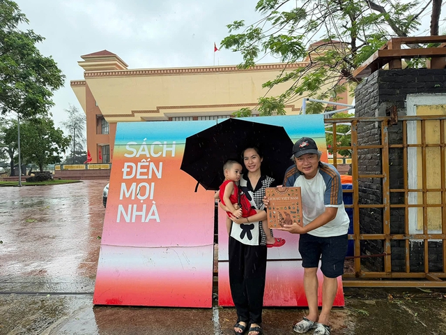 Họa sĩ chở 6,5 tấn s&aacute;ch đi xuy&ecirc;n Việt gặp gỡ độc giả - Ảnh 2.