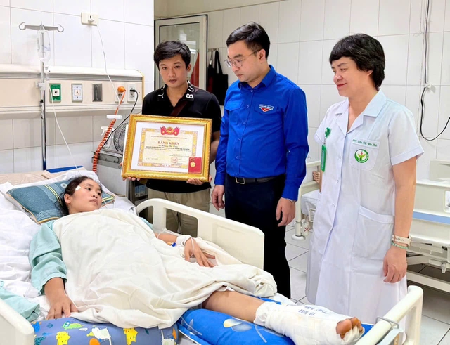 C&ocirc; gi&aacute;o dũng cảm cứu học sinh nhận Huy hiệu &lsquo;Tuổi trẻ dũng cảm&rsquo; - Ảnh 1.