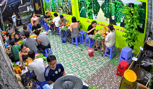 Qu&aacute;n b&aacute;nh x&egrave;o c&oacute; vườn rau kh&iacute; canh trăm triệu cho kh&aacute;ch tự h&aacute;i ăn tại chỗ - Ảnh 5.