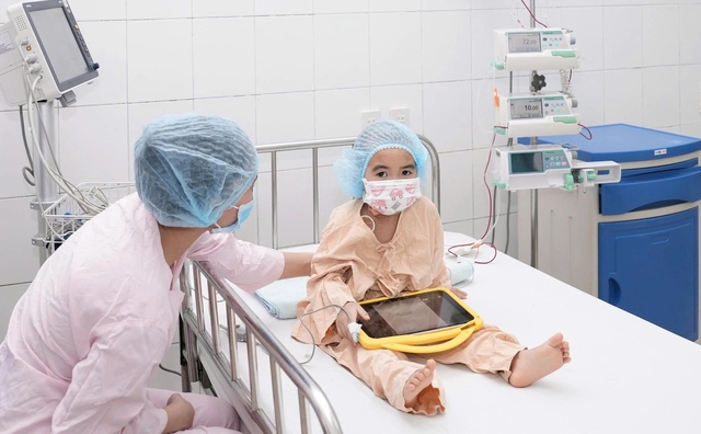Bé trai 18 tháng tuổi hiến tủy cứu sống chị 4 tuổi - Ảnh 3.