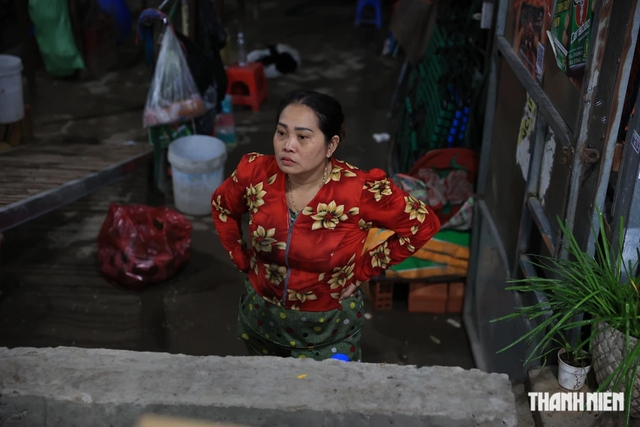 Con đường ở TP.HCM sình lầy, dân té ngã: Phường nói gì? - Ảnh 4.