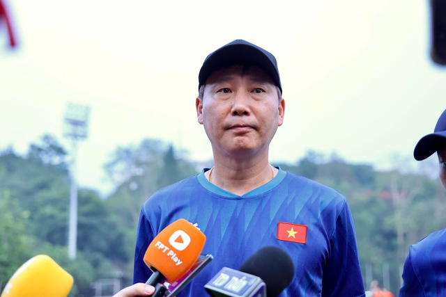 HLV Kim Sang-sik xin lỗi CLB Nam Định, tuy&ecirc;n bố cứng: 'Việt Nam sẽ thắng Th&aacute;i Lan để v&agrave;o chung kết'- Ảnh 1.