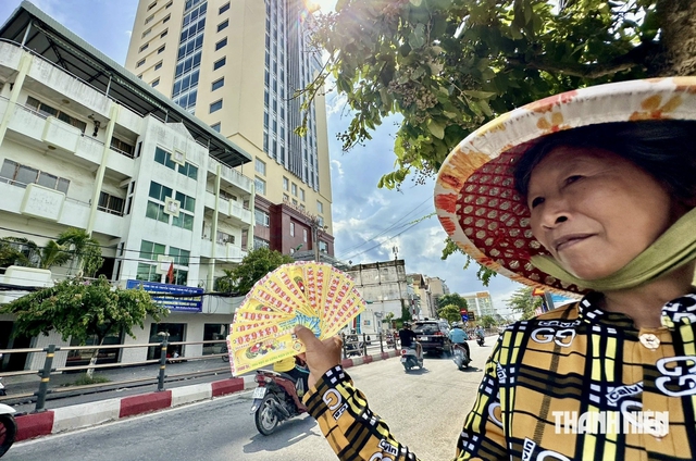 Người bán vé số dạo được giảm phí đóng khi tham gia bảo hiểm y tế gia đình- Ảnh 1.