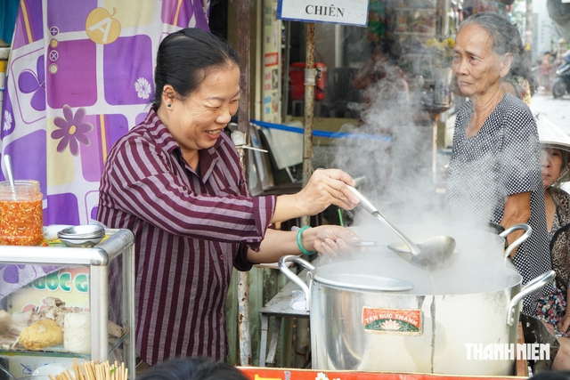 Độc lạ miền T&acirc;y: Qu&aacute;n b&uacute;n ri&ecirc;u hơn 20 năm h&uacute;t kh&aacute;ch d&ugrave; ngập nước triều cường - Ảnh 2.