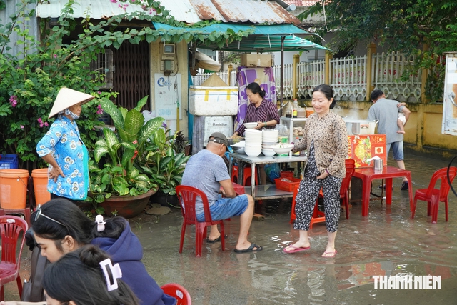 Độc lạ miền T&acirc;y: Qu&aacute;n b&uacute;n ri&ecirc;u hơn 20 năm h&uacute;t kh&aacute;ch d&ugrave; ngập nước triều cường - Ảnh 4.