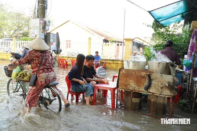 Độc lạ miền T&acirc;y: Qu&aacute;n b&uacute;n ri&ecirc;u hơn 20 năm h&uacute;t kh&aacute;ch d&ugrave; ngập nước triều cường - Ảnh 3.