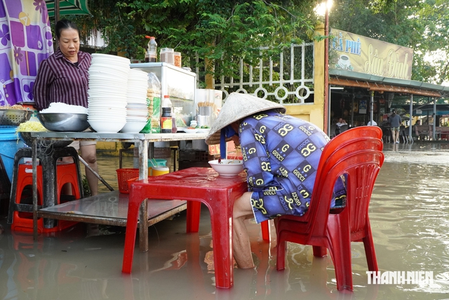 Độc lạ miền T&acirc;y: Qu&aacute;n b&uacute;n ri&ecirc;u hơn 20 năm h&uacute;t kh&aacute;ch d&ugrave; ngập nước triều cường - Ảnh 7.