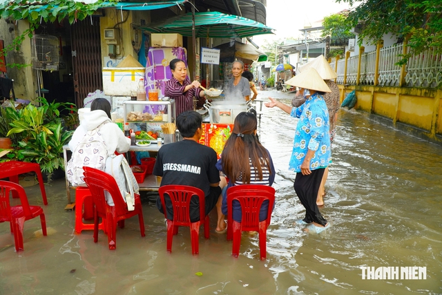 Độc lạ miền T&acirc;y: Qu&aacute;n b&uacute;n ri&ecirc;u hơn 20 năm h&uacute;t kh&aacute;ch d&ugrave; ngập nước triều cường - Ảnh 1.