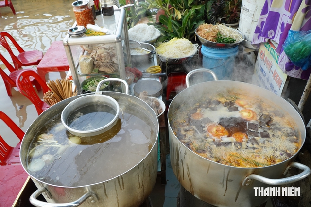 Độc lạ miền T&acirc;y: Qu&aacute;n b&uacute;n ri&ecirc;u hơn 20 năm h&uacute;t kh&aacute;ch d&ugrave; ngập nước triều cường - Ảnh 5.