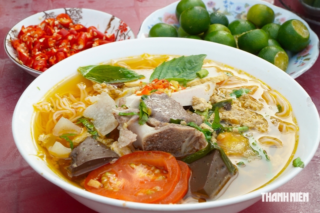 Độc lạ miền T&acirc;y: Qu&aacute;n b&uacute;n ri&ecirc;u hơn 20 năm h&uacute;t kh&aacute;ch d&ugrave; ngập nước triều cường - Ảnh 6.