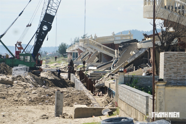 Thi công kè biển sau vụ hàng loạt biệt thự trăm tỉ bị bão đánh sập - Ảnh 1.
