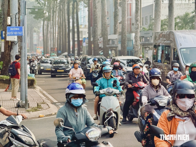 C&ugrave;ng đến giao lộ kh&ocirc;ng c&oacute; đ&egrave;n t&iacute;n hiệu, xe n&agrave;o được đi trước? - Ảnh 2.
