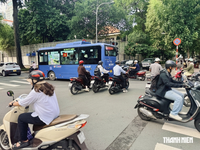 C&ugrave;ng đến giao lộ kh&ocirc;ng c&oacute; đ&egrave;n t&iacute;n hiệu, xe n&agrave;o được đi trước? - Ảnh 1.