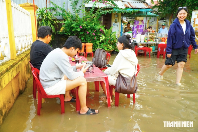 Độc lạ miền T&acirc;y: Qu&aacute;n b&uacute;n ri&ecirc;u hơn 20 năm h&uacute;t kh&aacute;ch d&ugrave; ngập nước triều cường - Ảnh 8.