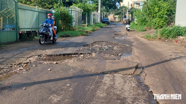 Hố nguy hiểm trên đường- Ảnh 1.