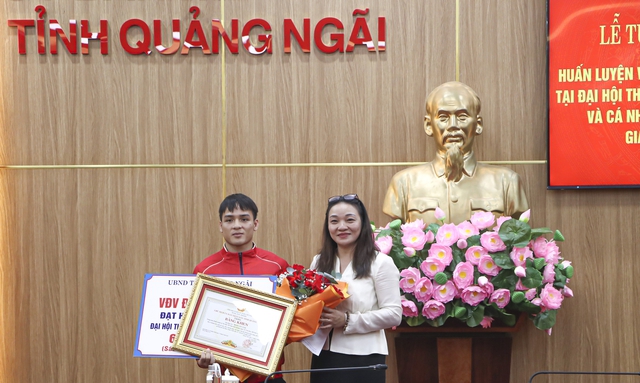 Quảng Ngãi tuyên dương võ sĩ trẻ Đinh Văn Tâm xuất sắc giành HCB tại ASIAD 20- Ảnh 1.