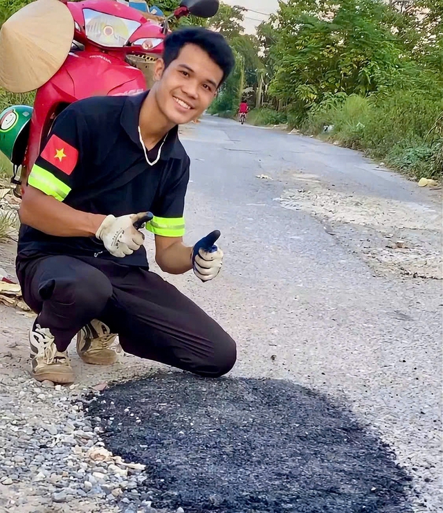 Ch&agrave;ng thanh ni&ecirc;n ng&agrave;y đi l&agrave;m, chiều tối v&aacute; từng ổ g&agrave; - Ảnh 2.