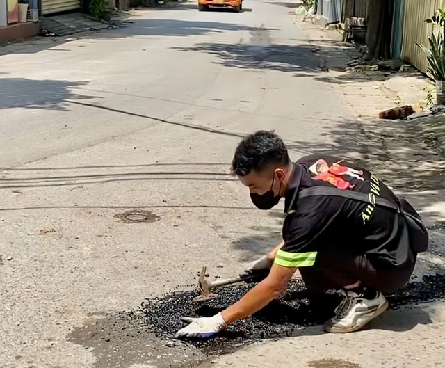 Ch&agrave;ng thanh ni&ecirc;n ng&agrave;y đi l&agrave;m, chiều tối v&aacute; từng ổ g&agrave; - Ảnh 3.