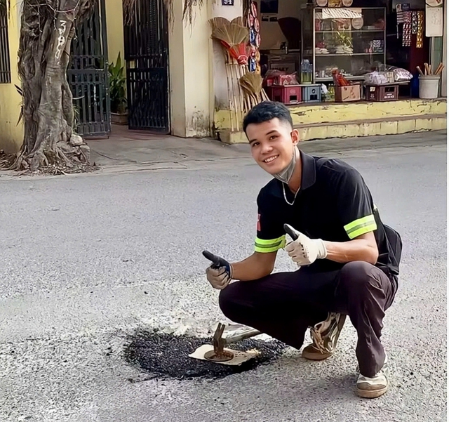 Ch&agrave;ng thanh ni&ecirc;n ng&agrave;y đi l&agrave;m, chiều tối v&aacute; từng ổ g&agrave; - Ảnh 1.